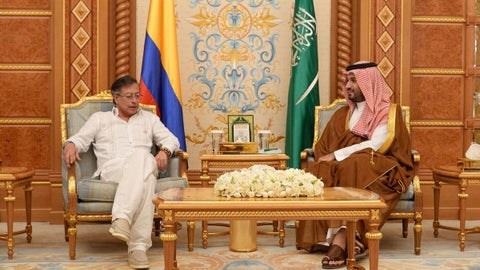Presidente Gustavo Petro con el príncipe heredero de Arabia Saudita, Mohamed bin Salmán.