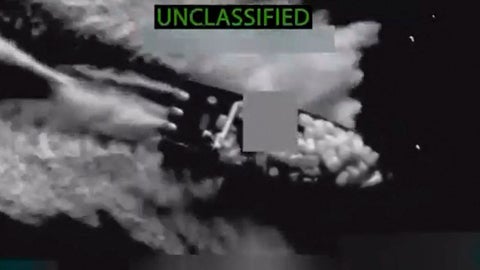 Al igual que en los videos anteriores difundidos por el Gobierno de Estados Unidos, algunas zonas de la embarcación aparecen difuminadas.