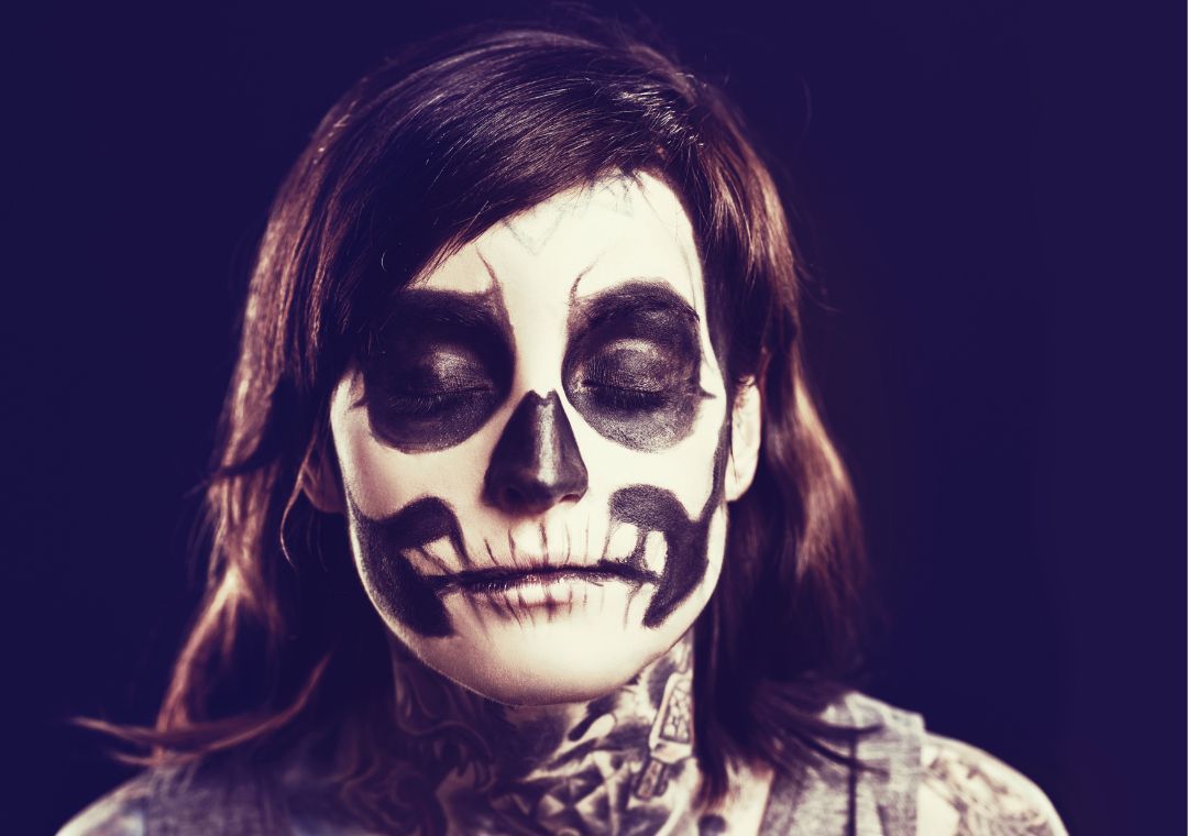 La pintura de bajo costo puede generar irritación en el rostro.