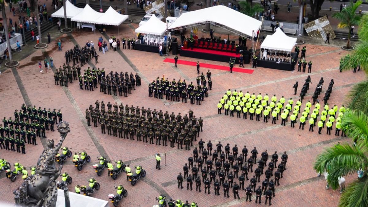El Bloque de Búsqueda está conformado por 606 hombres y mujeres altamente capacitados, que operan en coordinación con las Fuerzas Militares y la Fiscalía General de la Nación.