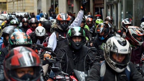 La decisión de restringir el tránsito de motocicletas entre las 8:00 de la noche y las 5:00 de las mañana.