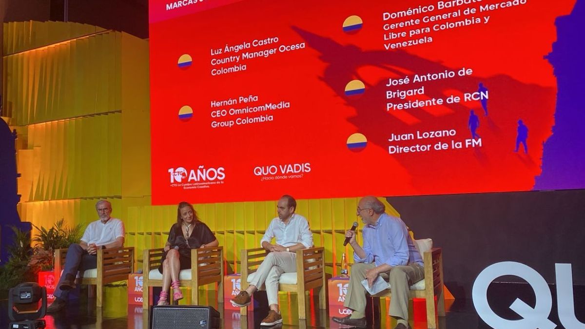 Los panelistas conversaron en torno al tema, poco más de 40 minutos.