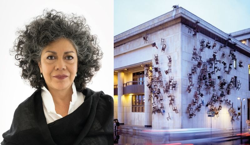 La artista rememoró la toma del Palacio de Justicia colgando sillas vacías desde el techo del palacio de Justicia.