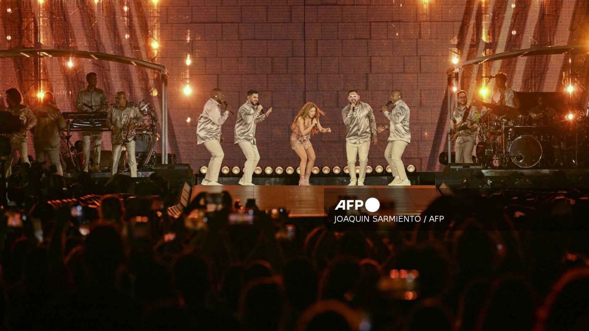 Shakira y Grupo Niche compartieron escenario en Cali durante la gira Las mujeres ya no lloran