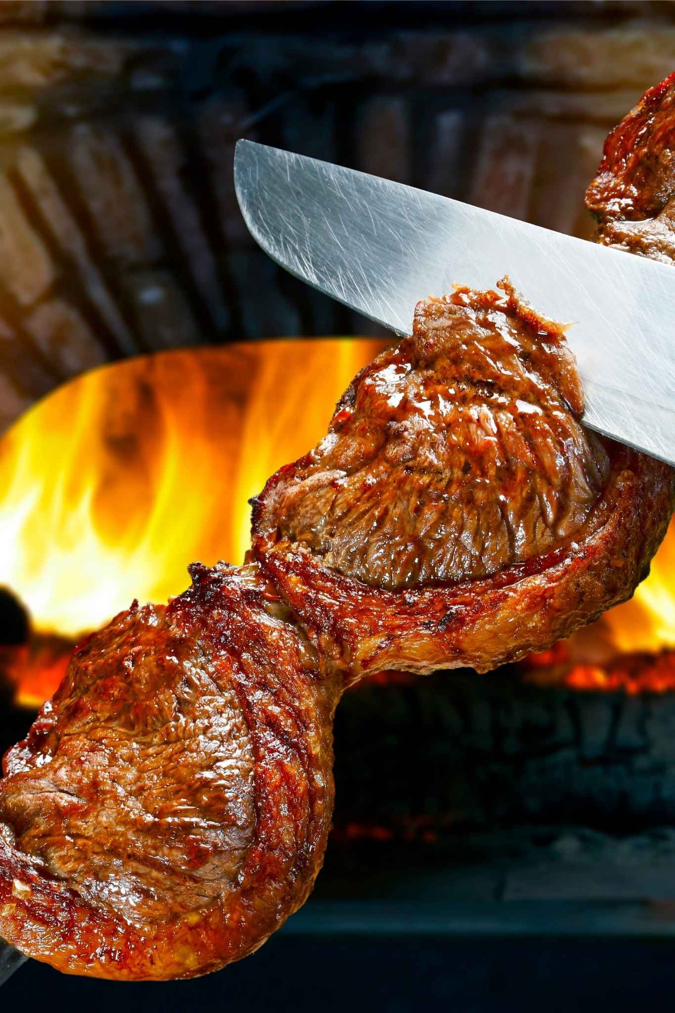 El secreto para que el asado a la parrilla salga más tierno: ni ajo ni chimichurri
