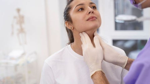 En menores de edad, esta enfermedad hace que crezcan más de lo normal.