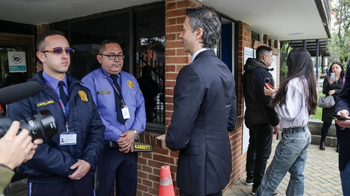 Bogotá. Octubre 28 de 2025. El exalcalde de Medellín Daniel Quintero asistió a la Registraduría, donde no fue posible su ingreso para inscribir su comité de firmas de cara a la campaña presidencial de 2026.