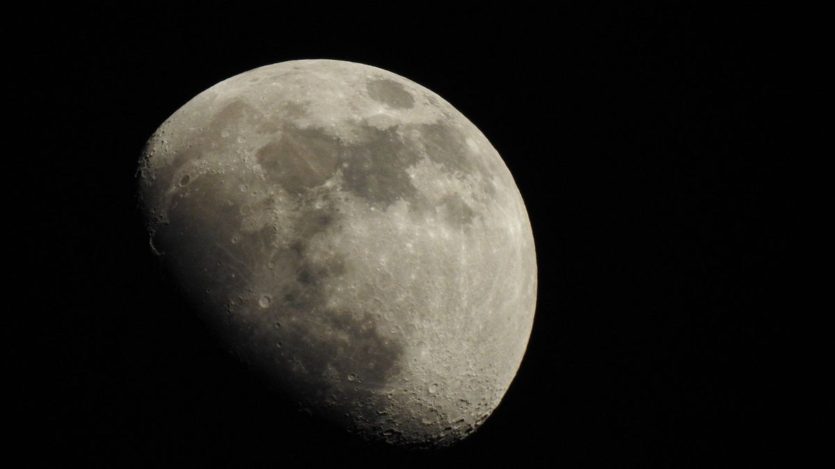 Calendario lunar de noviembre 2025 cuándo cortarse el cabello para que crezca fuerte y abundante