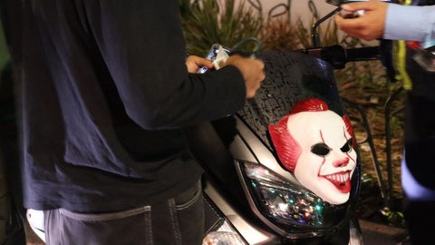 Controles de autoridades en Halloween en Medellín.