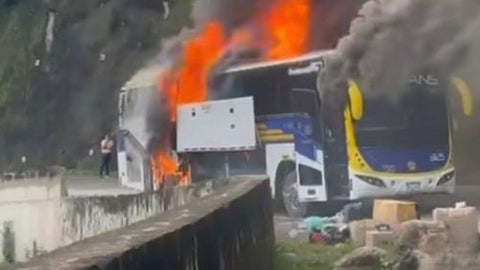Se incendió un bus intermunicipal por la vía a Málaga: Pasajeros logran evacuar a tiempo