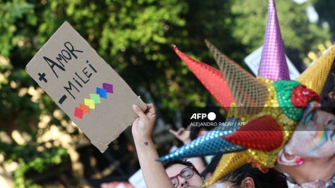 Multitudinaria Marcha del Orgullo en Buenos Aires protestas y fiesta contra el gobierno de Milei