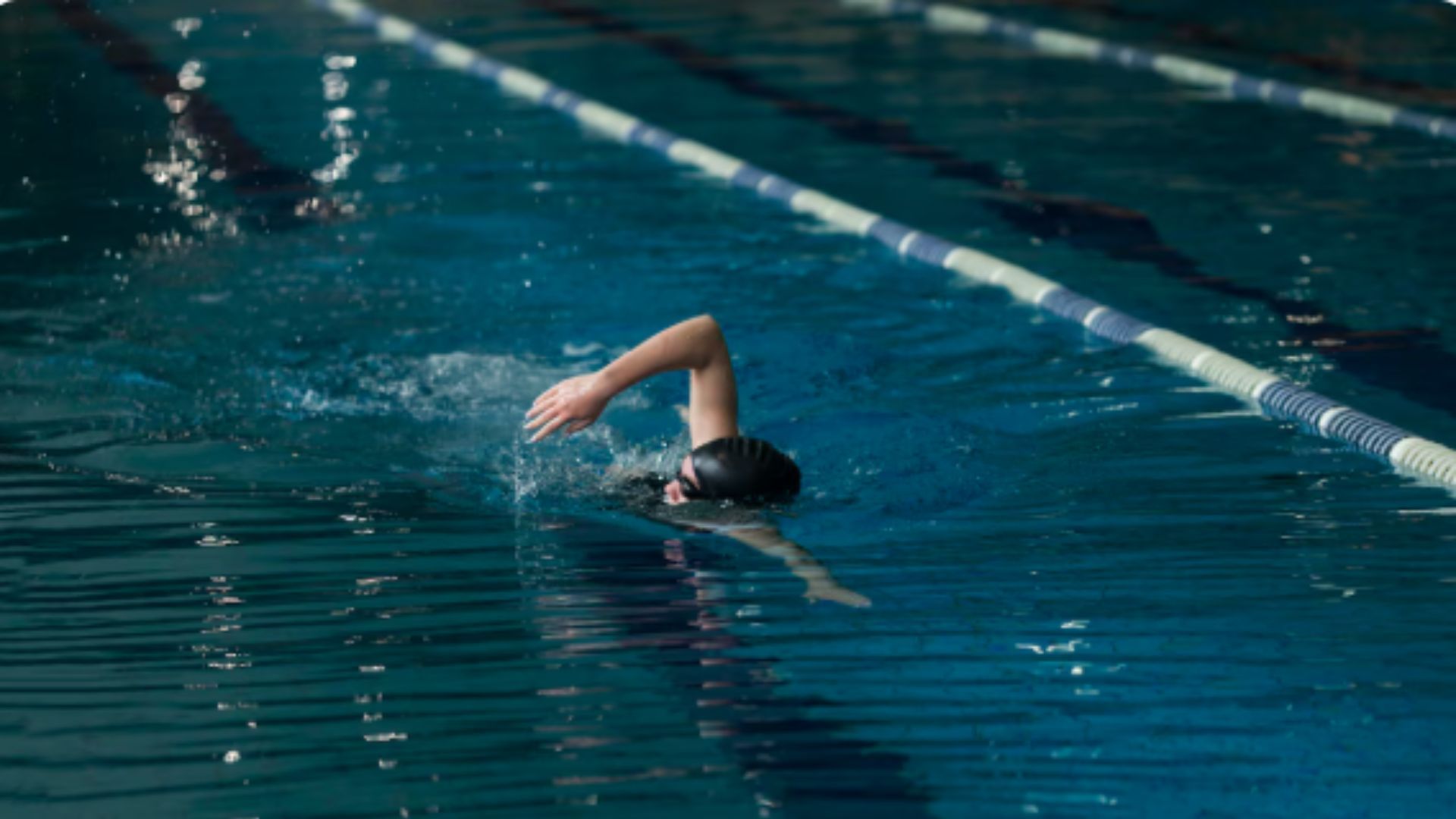 El ejercicio acuático permite entrenar con menos dolor y menor riesgo de caídas