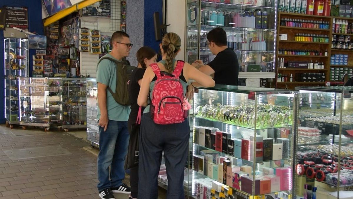 El líder de Fenalco explicó que la recuperación del consumo sigue siendo limitada en categorías como bebidas alcohólicas y no alcohólicas, combustibles y confecciones