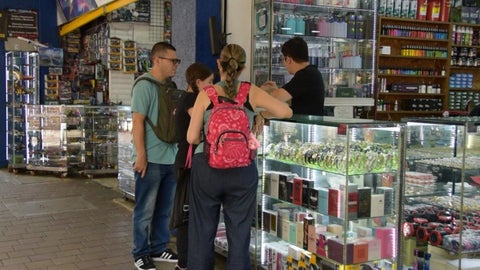 El líder de Fenalco explicó que la recuperación del consumo sigue siendo limitada en categorías como bebidas alcohólicas y no alcohólicas, combustibles y confecciones