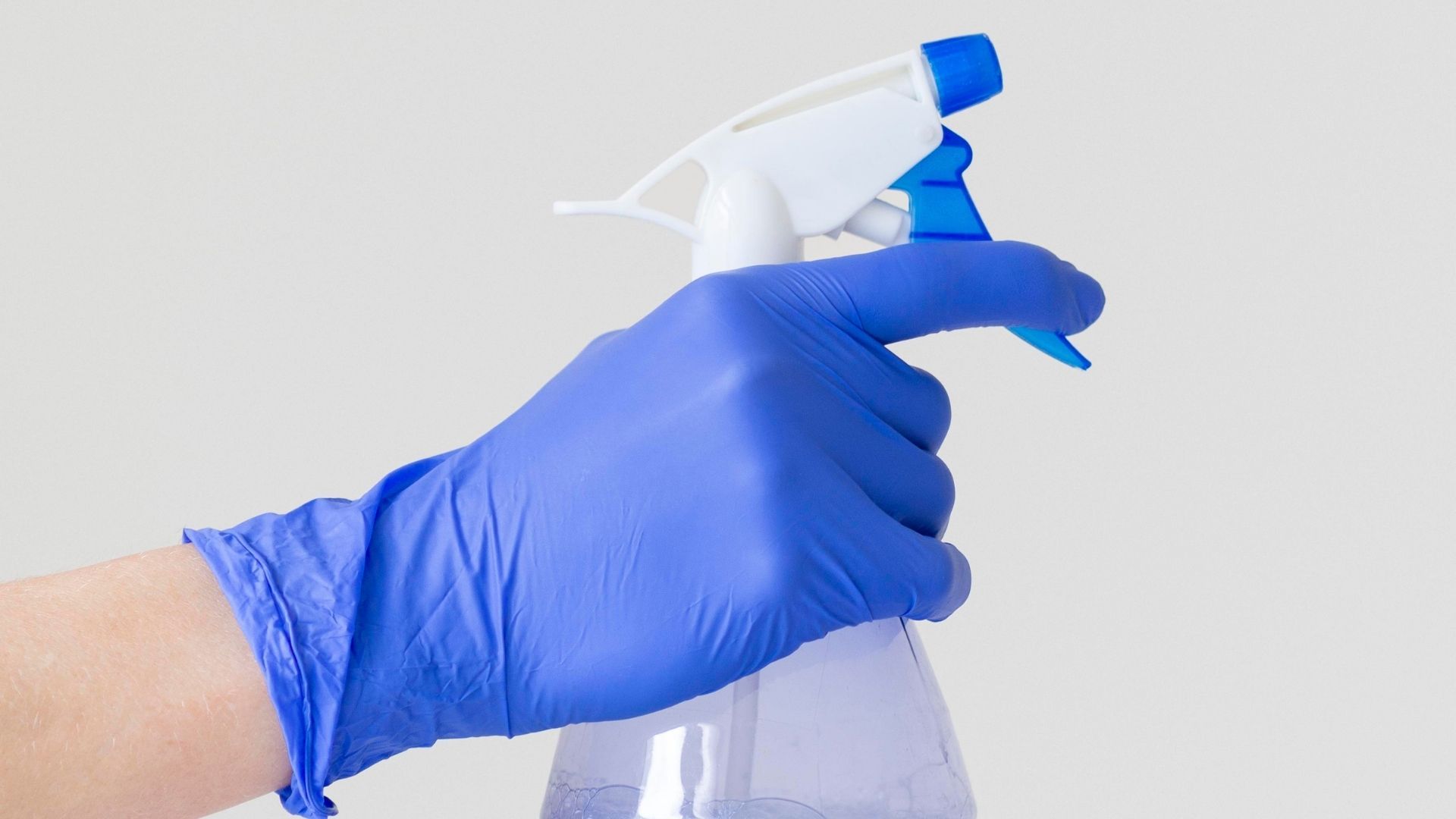 Mezclar vinagre con agua oxigenada: beneficios, riesgos y la forma segura de usarlo