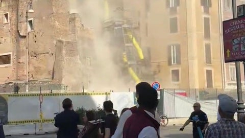 Colapsa parte de la Torre dei Conti.