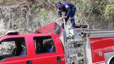 El cuerpo de Bomberos seguirá buscando al extranjero.
