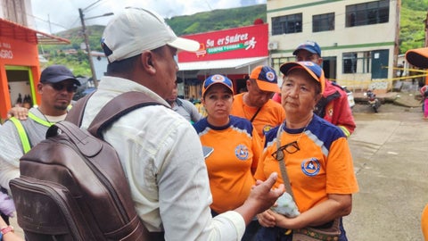 El alcalde realiza un recorrido por la zona afectada por el atentado terrorista