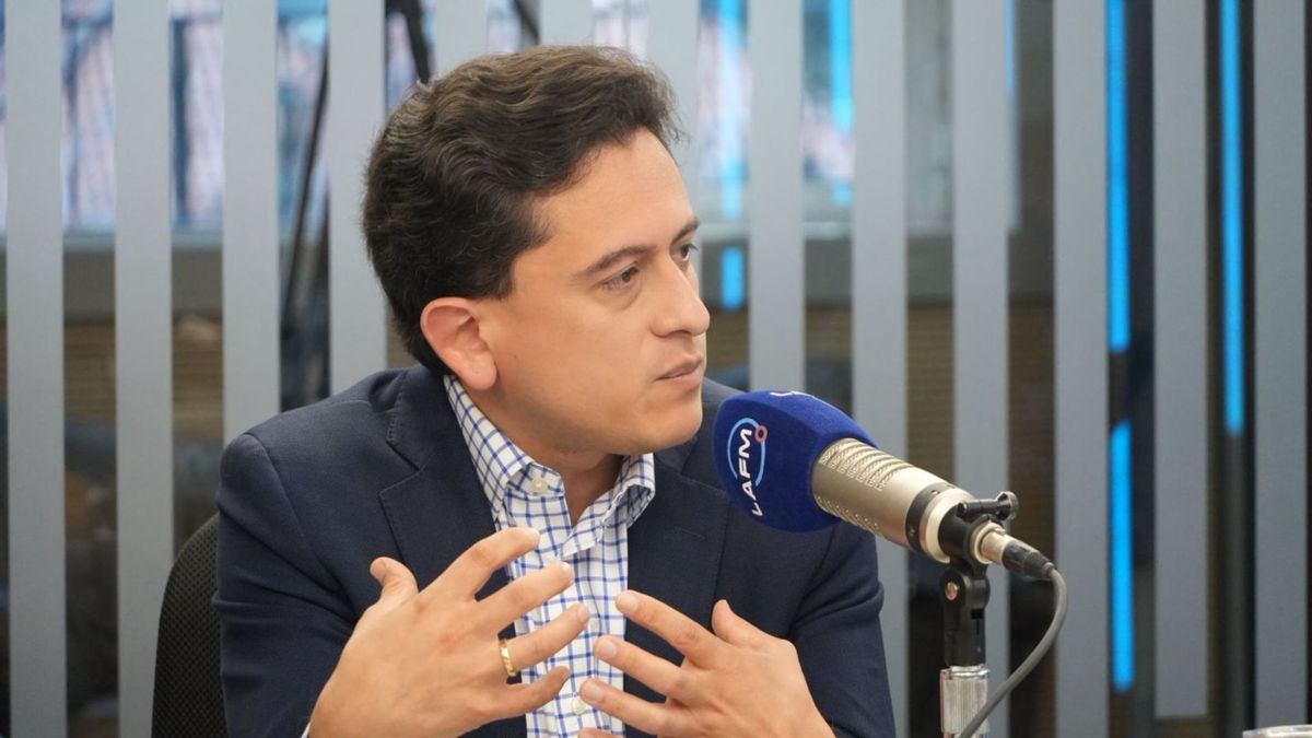 Reyes sostuvo que, durante su paso por la DIAN, su equipo estimó que la evasión y el contrabando “nos cuestan aproximadamente (…) 8 puntos porcentuales del PIB”.