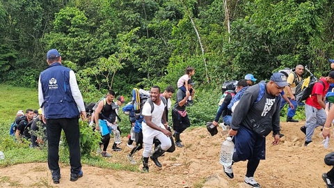 Migrantes atravesando por el 'tapón del Darién'.