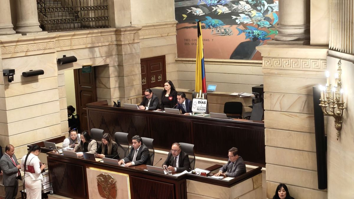 Julián López presidiendo la plenaria de la Cámara de Representantes en la sesión del 4 de noviembre, una semana después de la suspensión del Partido de la U en su contra.