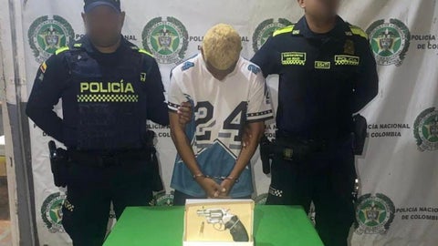 El reporte policial indica que a alias Lentejita le figuran dos anotaciones judiciales previas por los delitos de porte ilegal de armas de fuego y hurto.