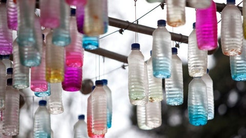 Las botellas son usadas para ahuyentar aves.