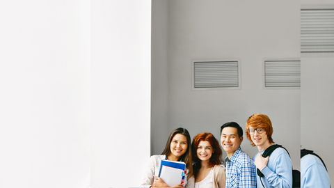 Escuchar y repetir audios en inglés fortalece la memoria auditiva y mejora la pronunciación.