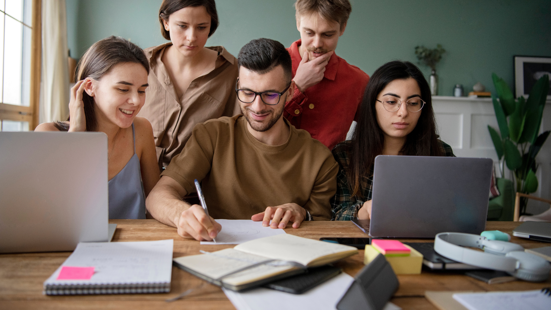 Practicar frente al espejo ayuda a corregir la posición de labios y lengua al hablar inglés.