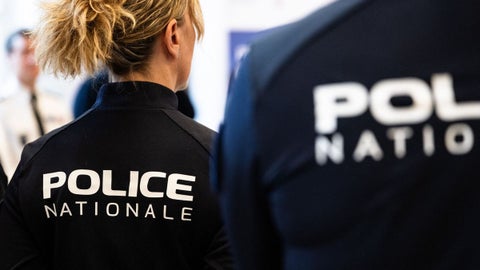 En el momento de su detención, el hombre gritó "¡Alá es grande!" en árabe, señaló Laraize, pocos días antes del décimo aniversario de los atentados yihadistas que dejaron 130 muertos en París y Saint-Denis.