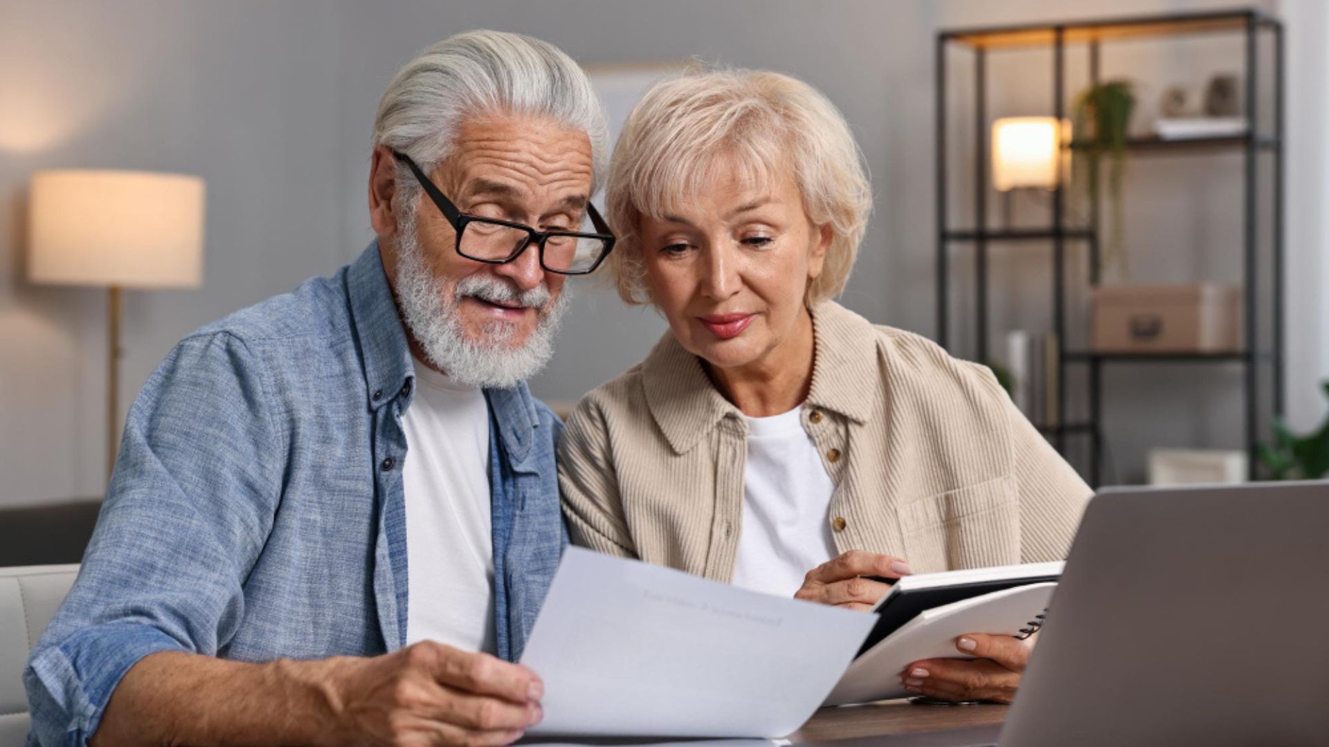 De acuerdo con la normativa, todas las personas pensionadas en Colombia, sin importar si están afiliadas a Colpensiones o a un fondo privado, tienen derecho al pago de la mesada 13.