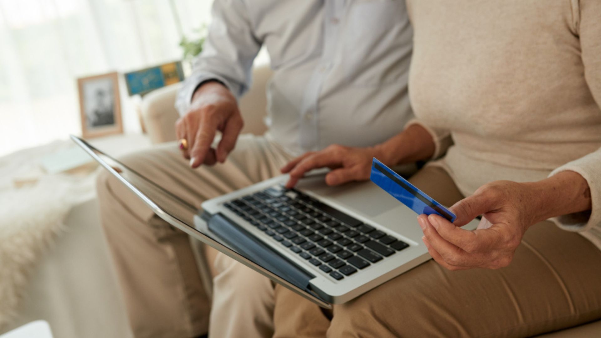 Para acceder a la pensión, y por ende al derecho a esta mesada, se deben cumplir los requisitos definidos por la ley.