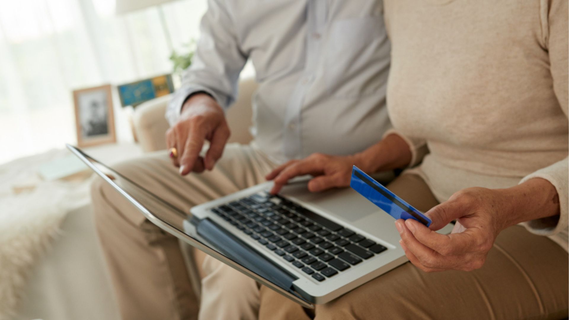 Para acceder a la pensión, y por ende al derecho a esta mesada, se deben cumplir los requisitos definidos por la ley.