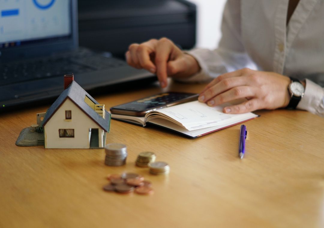 En Colombia, la ley establece que se pueden hacer créditos hasta los ochenta años.