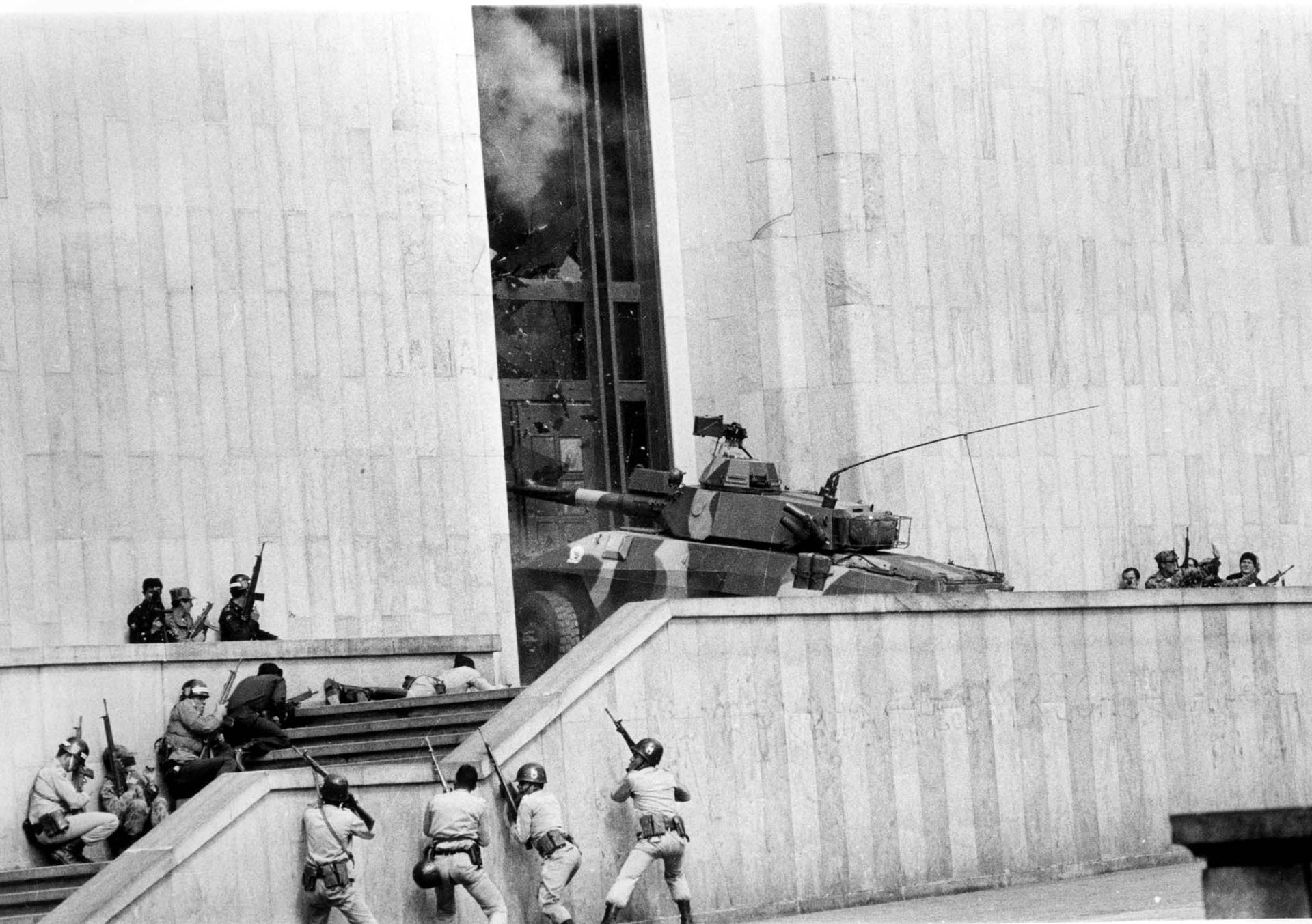 Tanques del Ejército ingresan a la Plaza de Bolívar durante la retoma del Palacio de Justicia, el 6 de noviembre de 1985.
