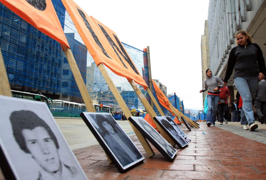 Cada noviembre, las altas cortes y organizaciones de víctimas realizan actos de memoria frente al Palacio de Justicia.