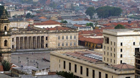 A 40 años del holocausto del Palacio de Justicia, las víctimas denunciaron que cuatro de los militares condenados por desaparición forzada siguen prófugos, mientras solo dos uniformados cumplen sus penas en reclusión especial.