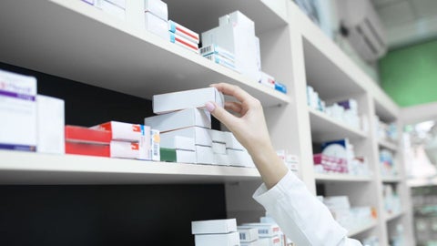 El documento señala un incremento sostenido de las barreras en el acceso a medicamentos.