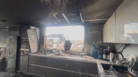 Incendio en fábrica de colchones en Barrios Unidos dejó daños estructurales en varias viviendas vecinas