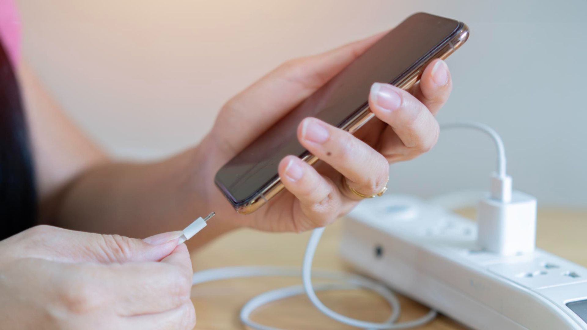 Se aconseja usar un adaptador de al menos 12V, preferiblemente de alta calidad y certificado.