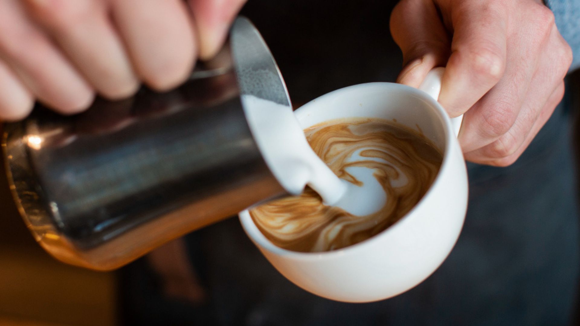 Entre los errores comunes está hervir la leche o batirla en exceso, lo que rompe la estructura y produce una espuma inestable.