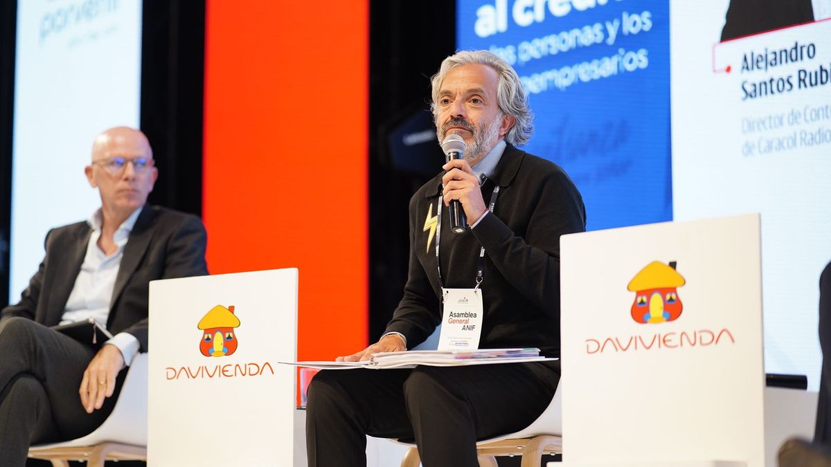 Juan Daniel Oviedo, precandidato presidencial, participó en un panel de aspirantes durante la asamblea general de la ANIF.