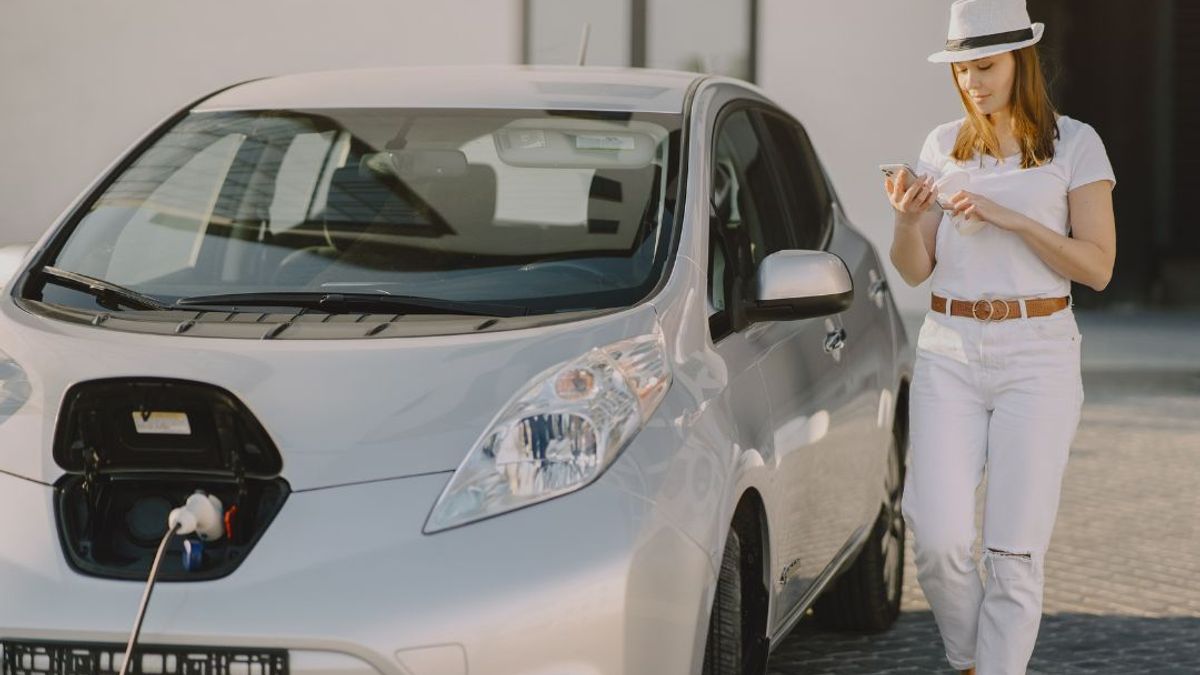 Los autos híbridos y eléctricos traen beneficios a sus dueños.