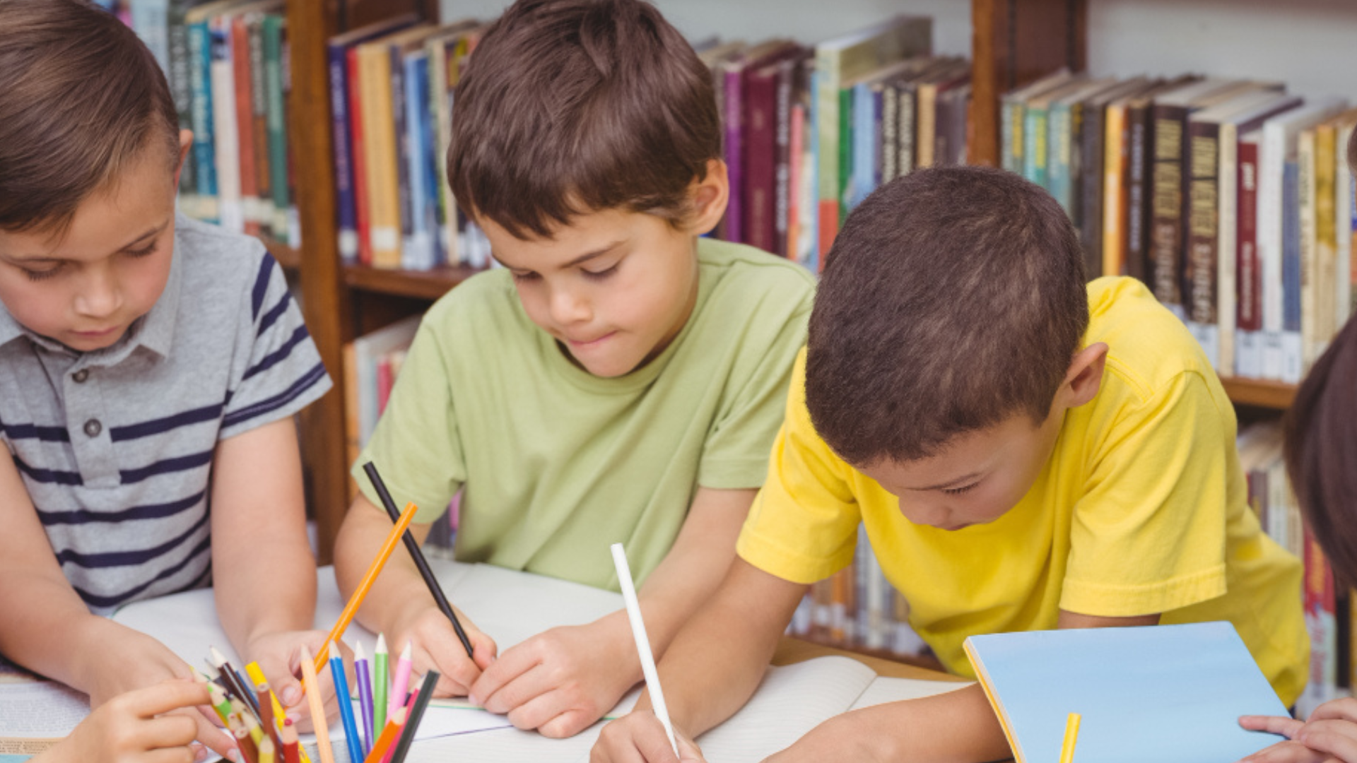 Las actividades multisensoriales ayudan al niño a relacionar cada letra del abecedario con sonidos y objetos.