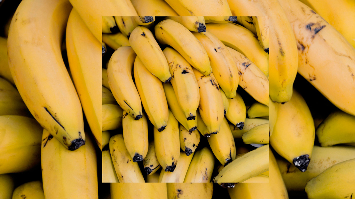 El banano, una de las frutas más consumidas en Colombia, destaca por su aporte de energía natural.