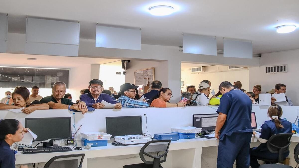 Con estantes vacíos, largas horas de espera y desinformación, sorprenden a reconocida farmacia en Ibagué.