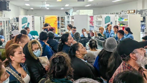 Mientras las autoridades insisten en que los ajustes administrativos son necesarios para “proteger el sistema”, las historias reales demuestran que la espera también enferma.