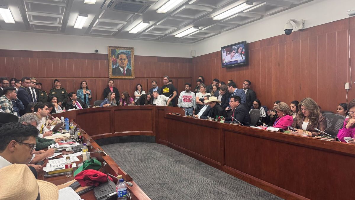 El senador Honorio Henríquez afirmó que el único plan que tiene el presidente Petro es destruir la salud de los colombianos.