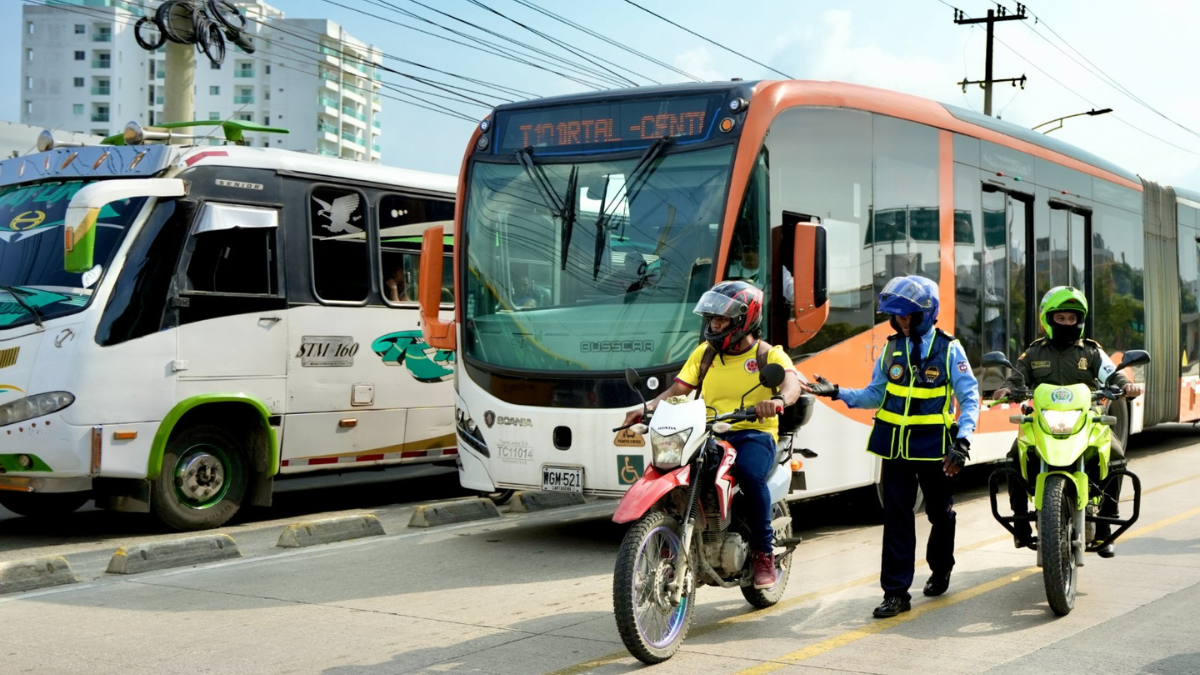Las autoridades realizan controles de seguridad y verificación de documentos.