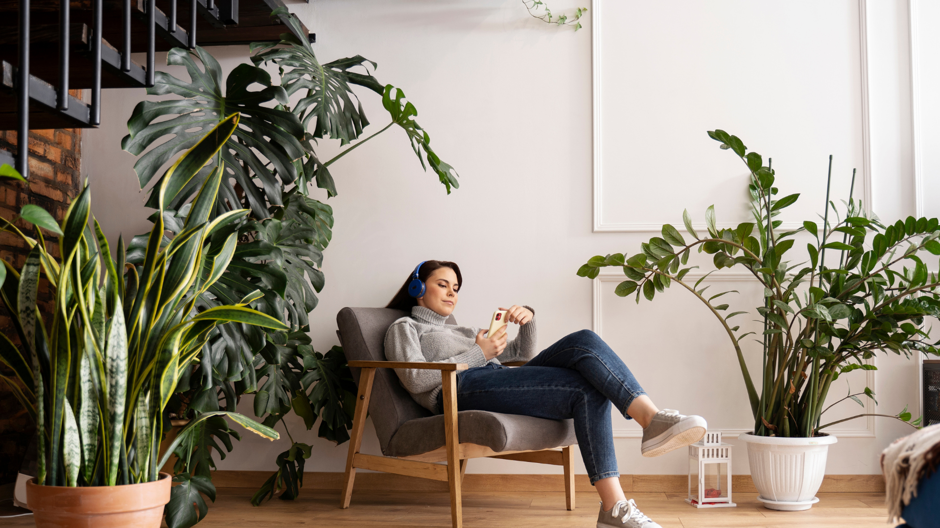 Plantas en la cocina: Aromáticas como romero y albahaca llenan el ambiente de naturaleza y sabor.